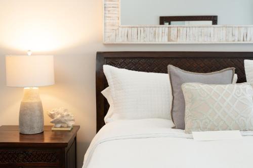 a bedroom with a bed and a table with a lamp at Villa Montaña Beach Resort in Isabela