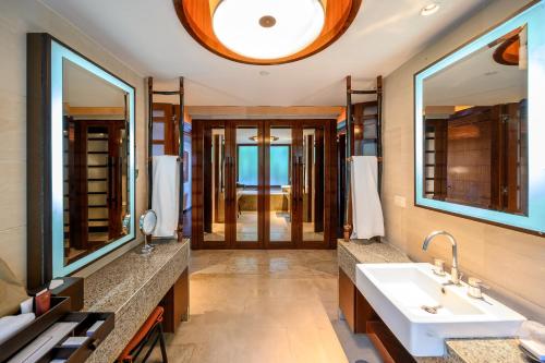 Un baño de Centara Grand Beach Resort & Villas Krabi