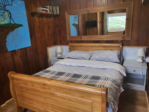 Een bed of bedden in een kamer bij Indigo Lodge - Aberdovey