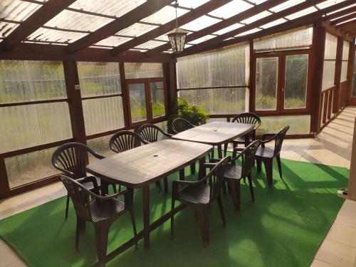 une salle à manger avec tables, chaises et fenêtres dans l'établissement Maison du Chesnoy, à Briare