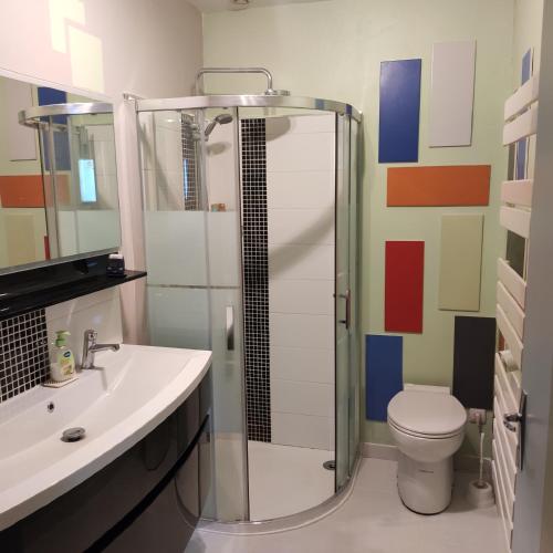 une salle de bain avec une douche, des toilettes et un lavabo dans l'établissement Maison et jardin Nantes Chantenay, à Nantes