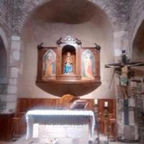 a church with a altar and a cross on the wall at Locazione Turistica Arcobaleno "Family Loft" in Roccavivara