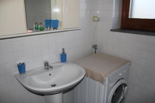 ein Badezimmer mit Waschbecken und Waschmaschine in der Unterkunft Casa Vacanze Vista al Mar in Marina di Camerota