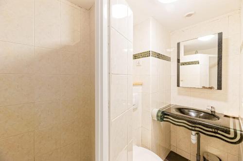 une salle de bain avec un lavabo et un miroir dans l'établissement Le Doolie's Hostel B&B - El Nido - Jardin - Wifi - VOD, à Biarritz