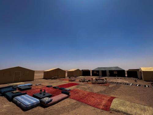 um grupo de tendas no meio do deserto em Bivouac Les Nomades & Foum zguid to chegaga tours em Foum Zguid