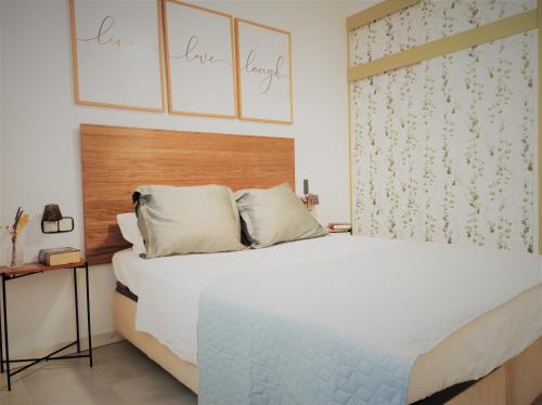 ein Schlafzimmer mit einem großen weißen Bett mit zwei Kissen in der Unterkunft Lovely apartment in Calafell