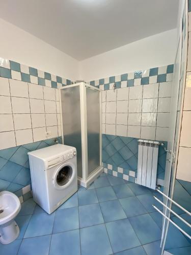 Et badeværelse på SunSea Apartments Pisciotta