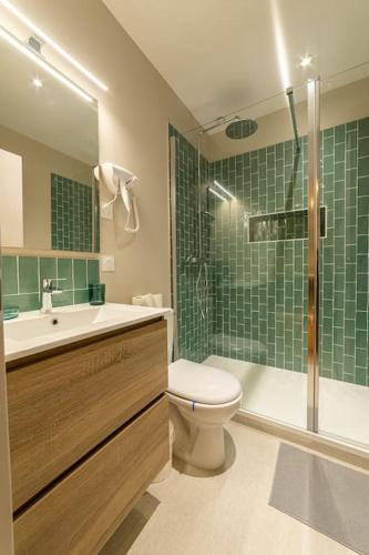 une salle de bain avec toilettes, lavabo et douche dans l'établissement Le Casa-blanca Magnifique Appartement chic&cosy, à Collobrières