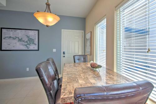 Ein Sitzbereich in der Unterkunft Boat Slip, Views Waterfront Lake Ozark Condo!
