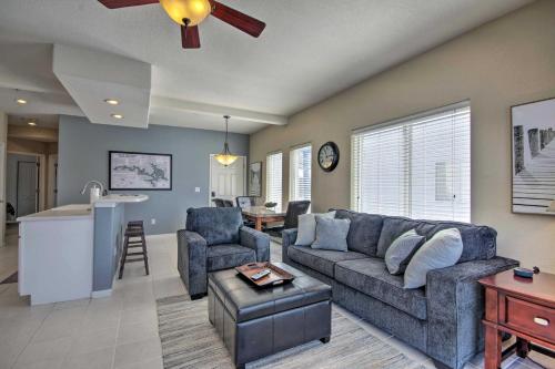 Ein Sitzbereich in der Unterkunft Boat Slip, Views Waterfront Lake Ozark Condo!