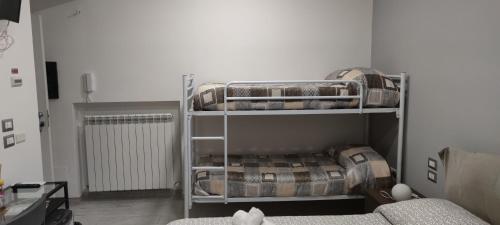 2 letti a castello in una camera con divano di Guest House Via Milano a Catanzaro