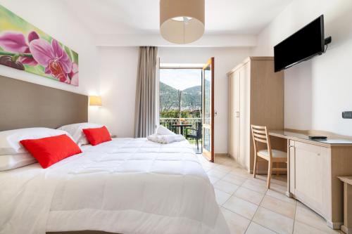 Un dormitorio con una gran cama blanca y un balcón. en Villa Francesca Relais, en Piano di Sorrento