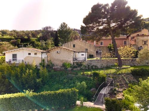 a view of the garden from the house at Locanda Angelica in Giarratana