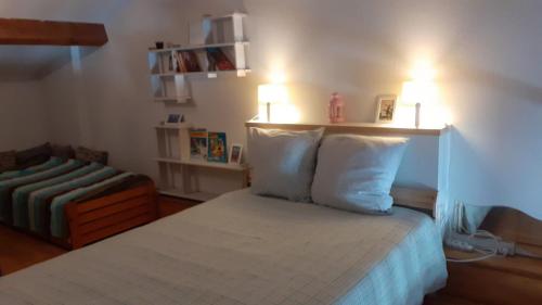 ein Schlafzimmer mit einem Bett mit zwei weißen Kissen in der Unterkunft Appartement terrasse vue mer, plage gorguette à 1 minute à pied, wifi,clim, parking clos privatif in Sanary-sur-Mer