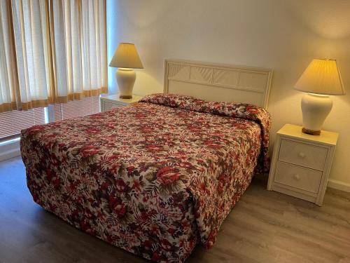 a bedroom with a bed and two night stands with lamps at Front Street Inn in Crescent City