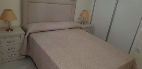 - une chambre avec un lit, 2 tables de nuit et 2 lampes dans l'établissement Piso 2da línea de playa en Marbella, à Marbella