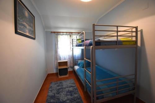 Cette petite chambre comprend 2 lits superposés. dans l'établissement Travessa Das Quintas, à Baiões