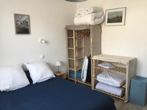 - une chambre avec un lit et des lits superposés avec des serviettes dans l'établissement APPARTEMENT RDC 4 PERS A 100 M DE LA MER, à Fort-Mahon-Plage