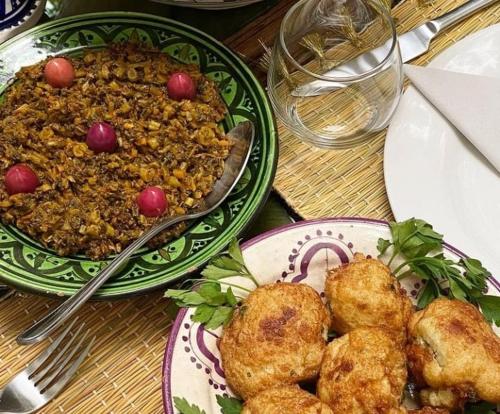 een tafel met twee borden met eten en een kom met eten bij Araucaria in Oualidia