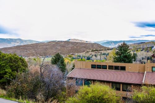 un bâtiment avec une montagne en arrière-plan dans l'établissement Snowmass Mountain by Snowmass Vacations, à Snowmass Village