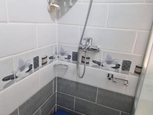 een douche in een badkamer met een glazen deur bij Maison confortable vue sur mer in Zéralda