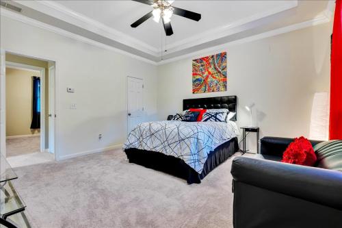 um quarto com uma cama e uma ventoinha de tecto em Atlanta Private Charming Room 1 with private bathroom em Atlanta