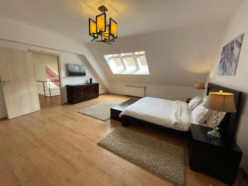 Schlafzimmer mit einem Bett und einem Kronleuchter in der Unterkunft Apartament Kyra Penthouse in Sinaia