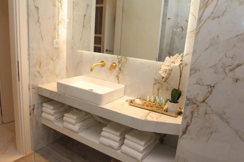 Adri & Marg luxury living