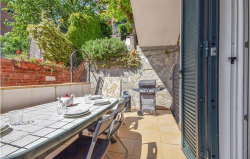 Patio alebo iná vonkajšia časť ubytovania 3 Bedroom Amazing Apartment In Genova