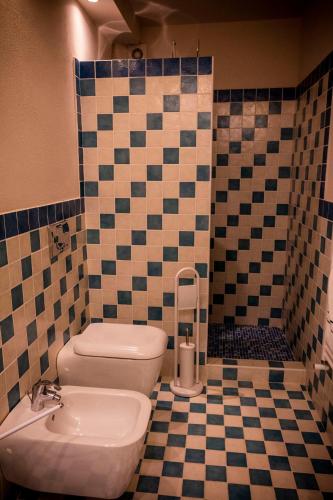 a bathroom with a toilet and a sink at CASA FRANCY in Castelmola