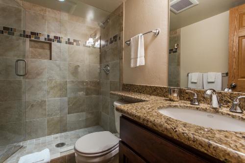 Bilik mandi di Snowmass Mountain by Snowmass Vacations