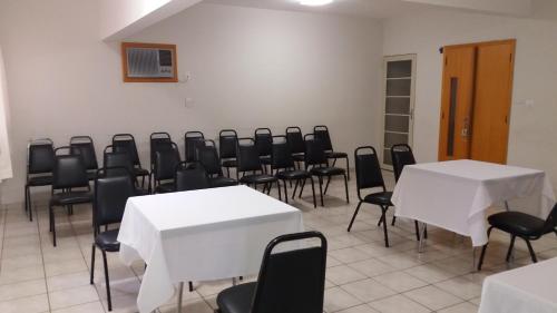 Kawasan bisnes dan/atau bilik persidangan di Jales Center Hotel