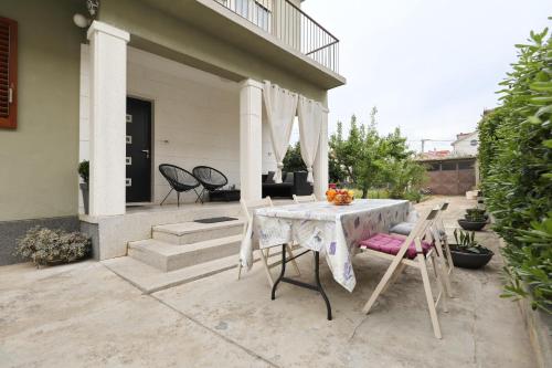 Apartment and room Mare