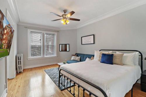 a bedroom with a bed and a ceiling fan at City Charm Studio Apt close to Shops - Ashland 04 in Chicago