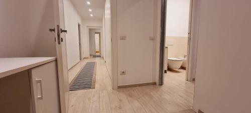 a hallway with a hallway leading to a bathroom at A casa di Maghi in Olbia