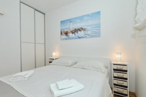 Apartment and room Mare