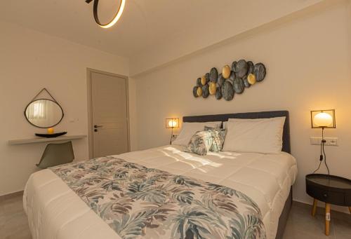 a bedroom with a large bed and two lamps at Villa Di Sergio in Glinado Naxos