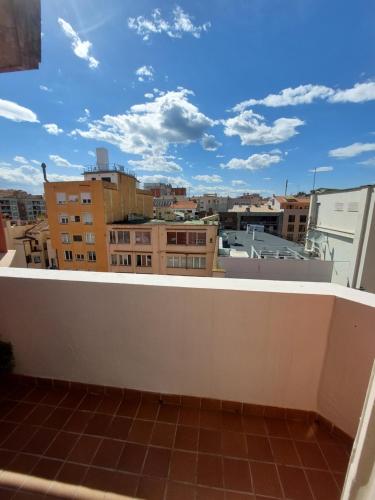 - une vue sur la ville depuis le toit d'un bâtiment dans l'établissement Àtic al centre de Girona, à Gérone