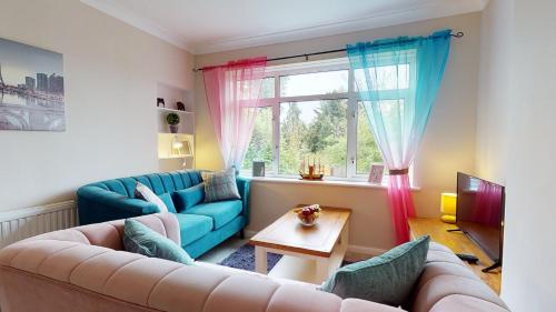 Χώρος καθιστικού στο Contemporary 2 Bed Apartment With Private Garden