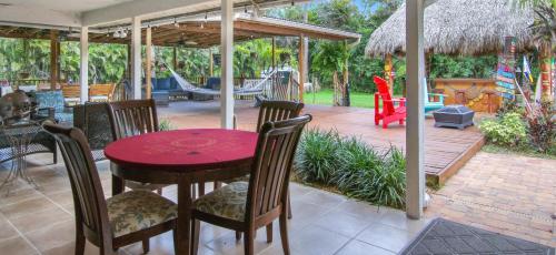 Taman di luar Private Tropical Paradise Guesthouse!
