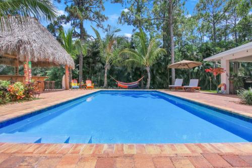 Kolam renang di atau dekat dengan Private Tropical Paradise Guesthouse!