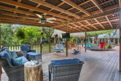 Ruang duduk di Private Tropical Paradise Guesthouse!