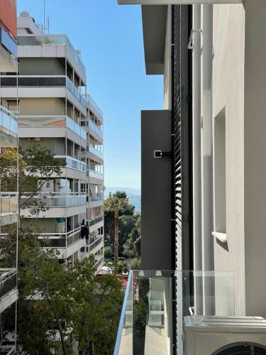 Modern Apartments near Marina Flisvos في أثينا: منظر من الشرفة على مبنى
