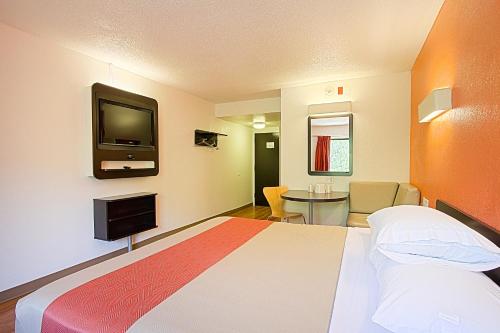 Motel 6-East Brunswick, NJ tesisinde bir odada yatak veya yataklar