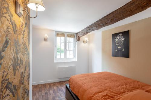 um quarto com uma cama e uma janela em Un petit coin de Moyen Âge em Beauvais
