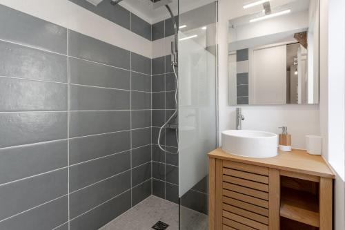 W łazience znajduje się umywalka i prysznic. w obiekcie Un petit coin de Moyen Âge w Beauvais
