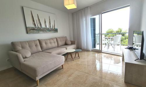 ein Wohnzimmer mit einem Sofa und einem Tisch in der Unterkunft Dimi Holidays Porto Cristo SLU Meerblick Apartment 2 -Hafen Porto Cristo 120 m zum Strand in Porto Cristo