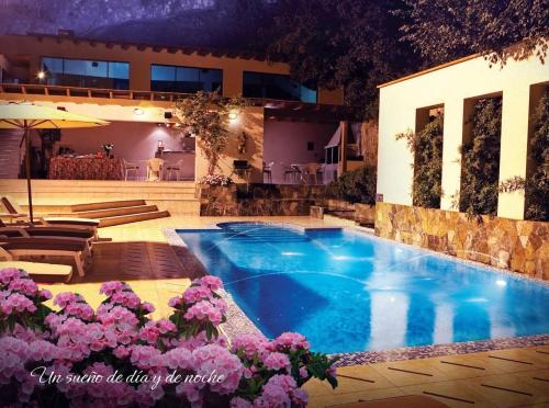 בריכת השחייה שנמצאת ב-Los Incas Lima Hotel או באזור
