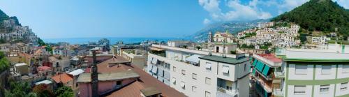 una vista aerea di una città con edifici di Sunrise Guest House a Maiori