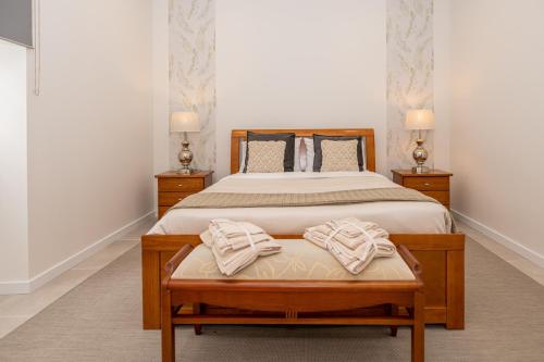 - une chambre avec un lit et 2 serviettes dans l'établissement Casa dos Avós, à Ginetes